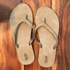 Mossimo tan flip flops